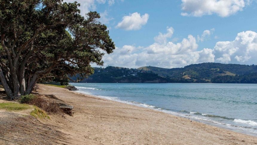 شاطئ خال من رواده بعد أوامر الإخلاء التي أصدرتها نيوزيلندا لعشرات الآلاف من سكان المناطق الساحلية
