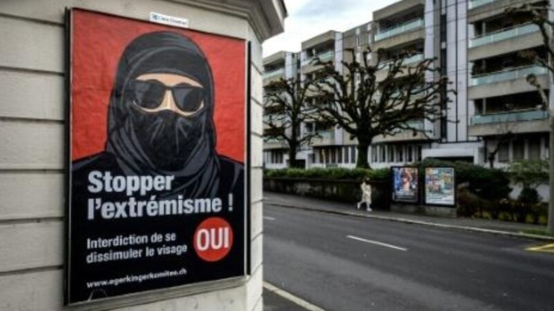  ملصق في لوزرا السويسرية يدعم مبادرة شعبية لحظر ارتداء البرقع يقول 