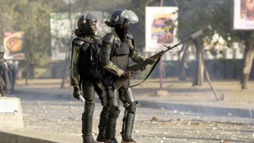 شرطة مكافحة الشغب السنغالية في أحد شوارع دكار الجمعة