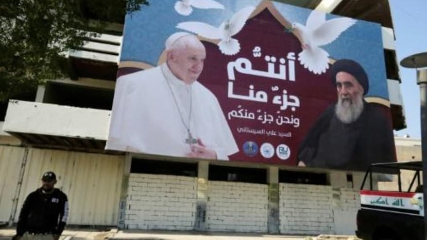 لوحة عملاقة تحمل صور البابا فرنسيس وآية الله العظمى علي السيستاني في بغداد الأربعاء