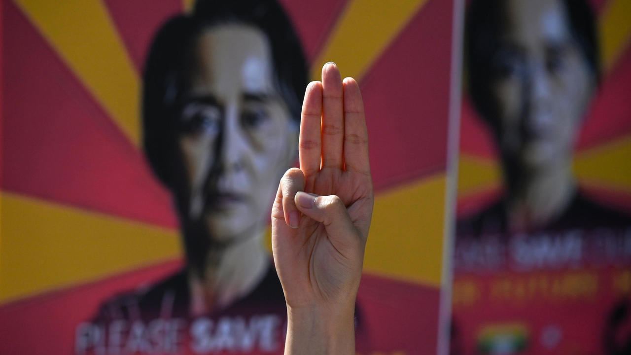 متظاهر يرفع ثلاث أصابع وهي علامة المقاومة خلال تظاهرة ضد الانقلاب العسكري في بورما في 15 شباط/فبراير 2021