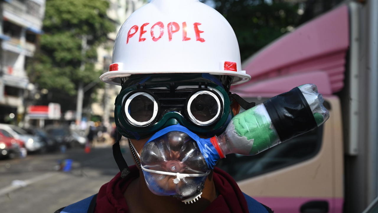 متظاهر ضد الانقلاب العسكري في بورما يضع قتاعا يدوي الصنع لحماية نفسه من الغاز المسيل للدموع في رانغون في 2 آذار/مارس 2021