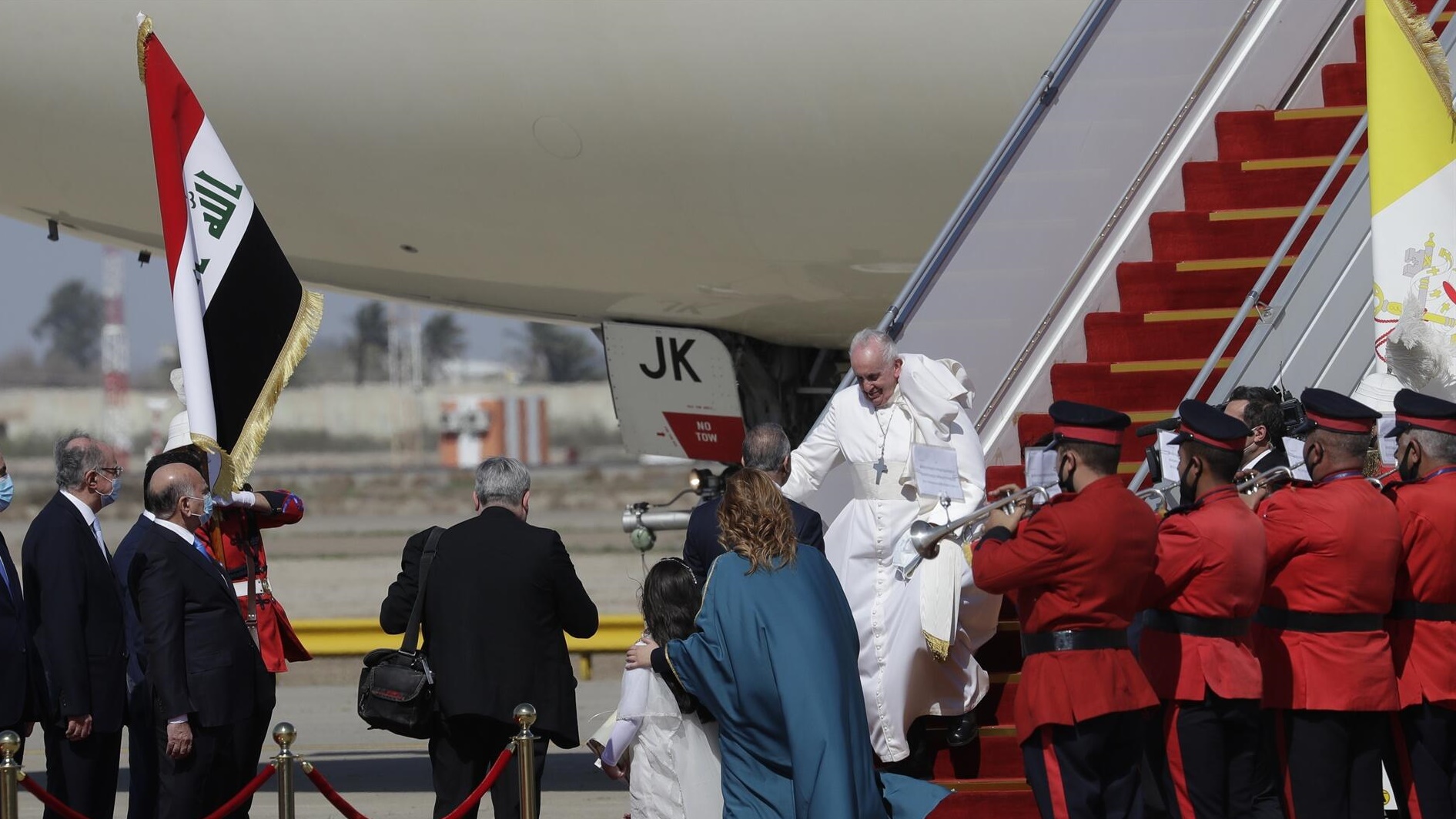 البابا لدى خروجه من الطائرة
