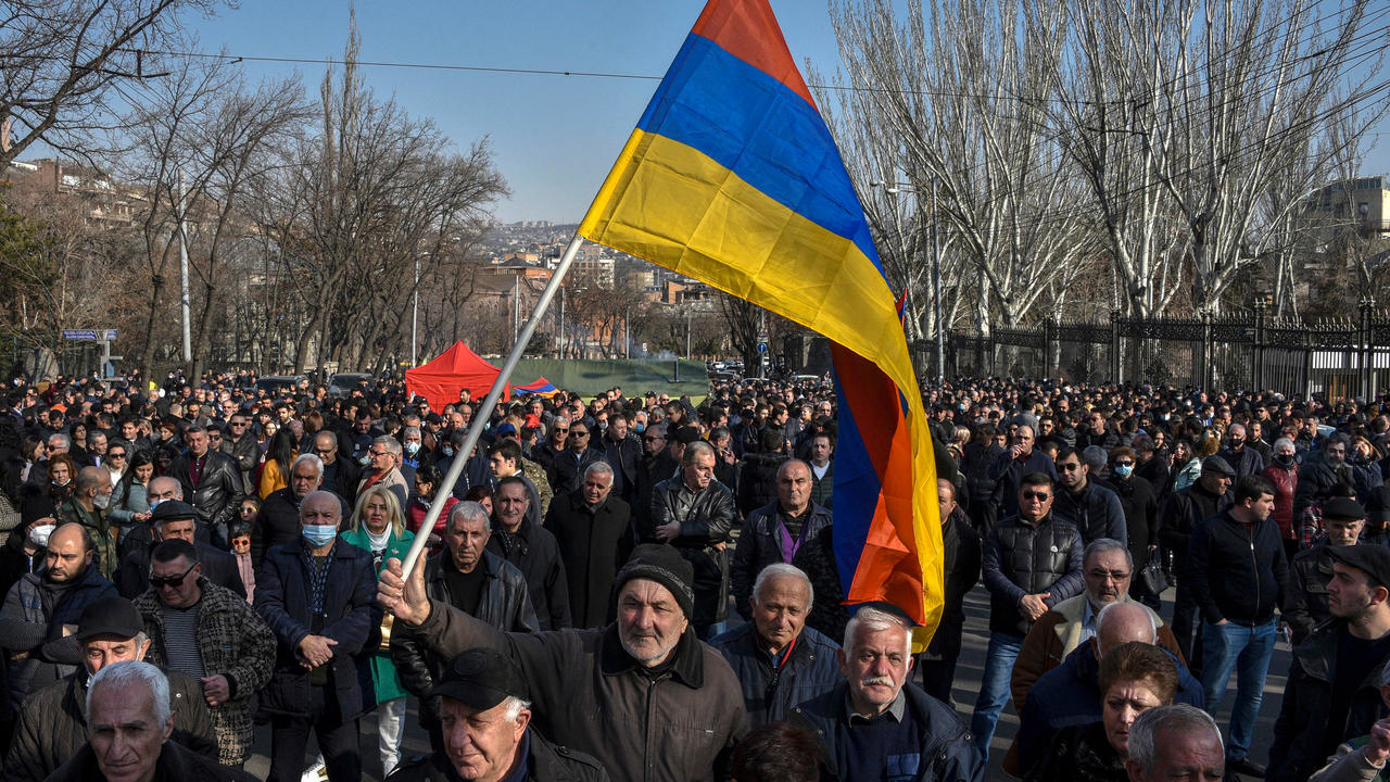 أنصار المعارضة يتظاهرون أمام البرلمان للمطالبة برحيل رئيس الوزراء في 27 شباط/فبراير 2021 في يريفان