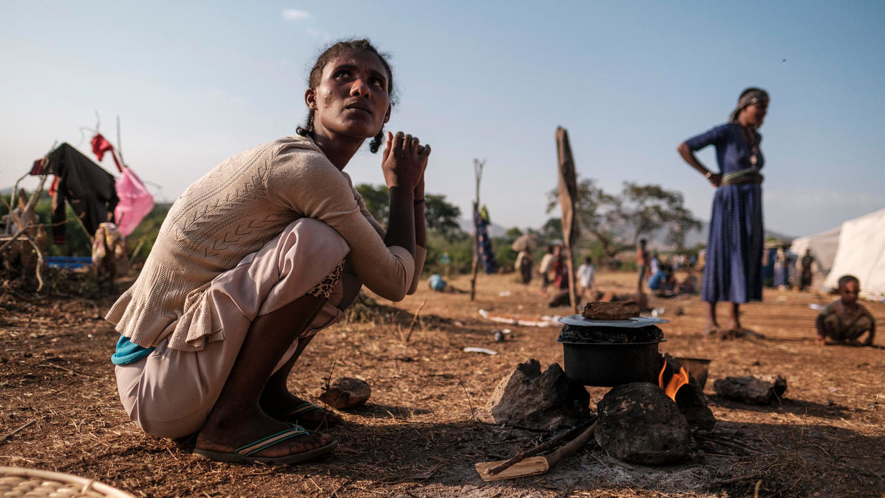 امرأة نازحة داخليا هاربة من النزاع في تيغراي في شمال إثيوبيا تطهو في مخيم في شاغني في إثيوبيا في 27 كانون الثاني/يناير 2021 