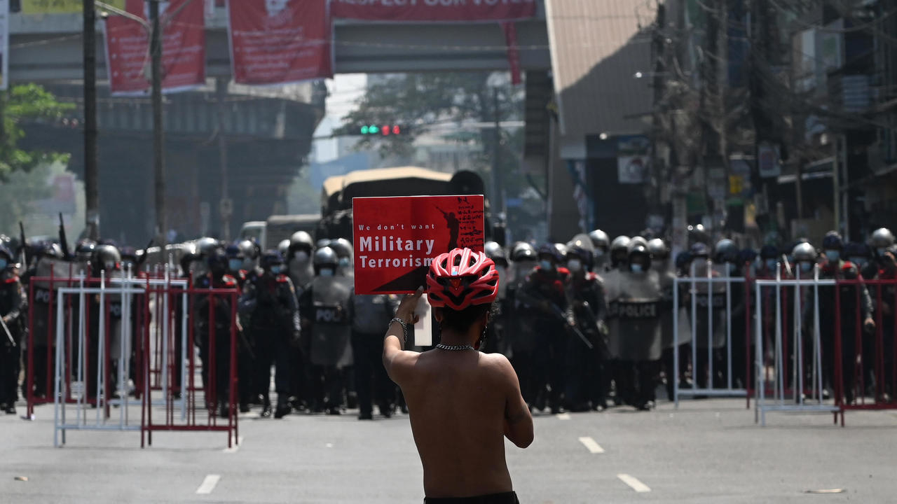 صورة مؤرخة في 26 شباط/فبراير 2021 لمتظاهرين في مواجهة عناصر أمنية في أحد شوارع رانغون