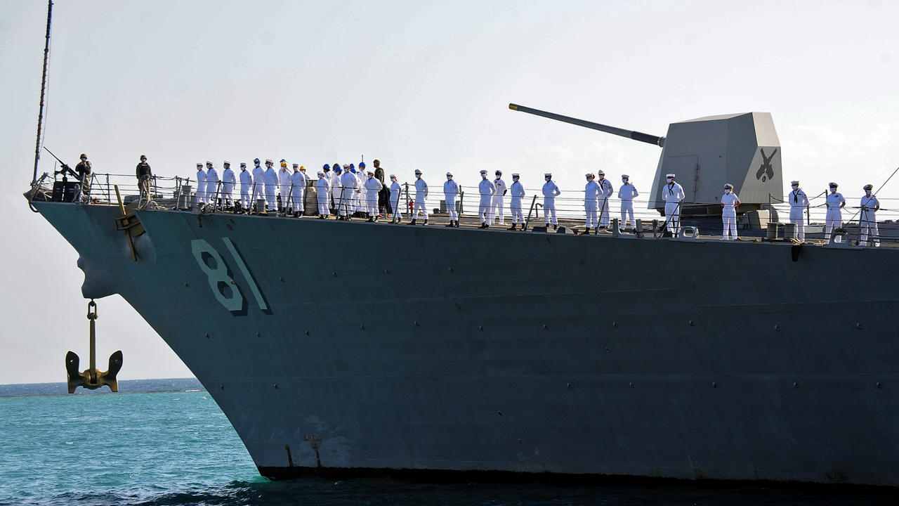 المدمرة الأميركية يو اس اس ونستون تشرشل ترسو في ميناء بورتسودان في السودان في 1 آذار/مارس 2021