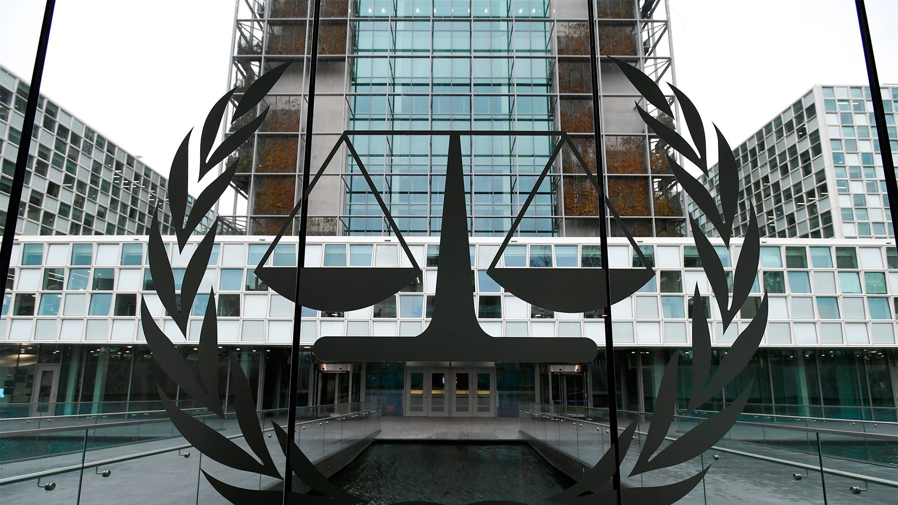 شعار المحكمة الجنائية الدولية في مقرّها في لاهاي