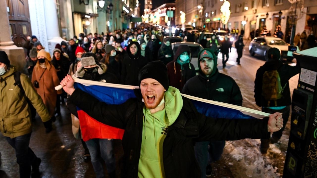 متظاهرون في وسط موسكو احتجاجا على قرار سجن المعارض اليكسي نافالني في 2 شباط/فبراير 2021