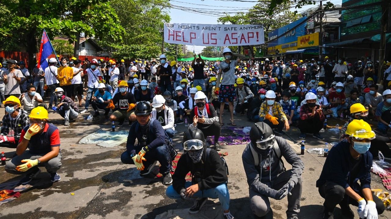 متظاهرون يستعدون لمواجهة قوات الأمن خلال تظاهرة ضد الانقلاب في رانغون الجمعة