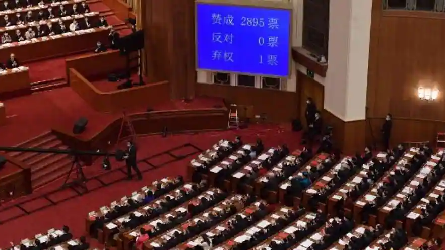 خلال جلسة التصويت في البرلمان الصيني على القرار 