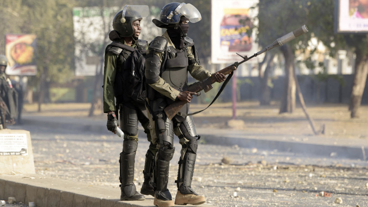 الشرطة السنغالية تتصدى لطلاب الجامعات خلال احتجاج ضد اعتقال زعيم المعارضة عثمان سونكو في مركز الشيخ أنتا ديوب في داكار في 4 مارس 2021