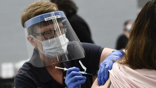 أميركية تتلقى جرعة من لقاح موديرنا الإثنين