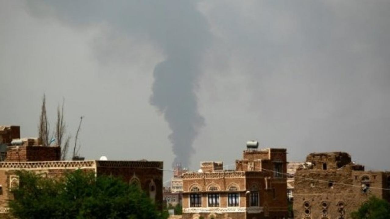 تصاعد الدخان جراء غارة جوية على صنعاء في 9 آب/أغسطس 2016