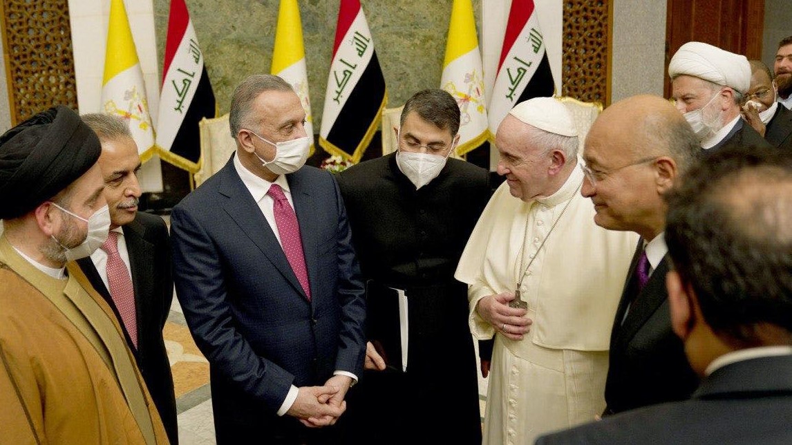 البابا متوسطًا الرئيس العراقي برهم صالح ورئيس الوزراء مصطفى الكاظمي وعدد من القادة السياسيين خلال لقائه بهم الجمعة