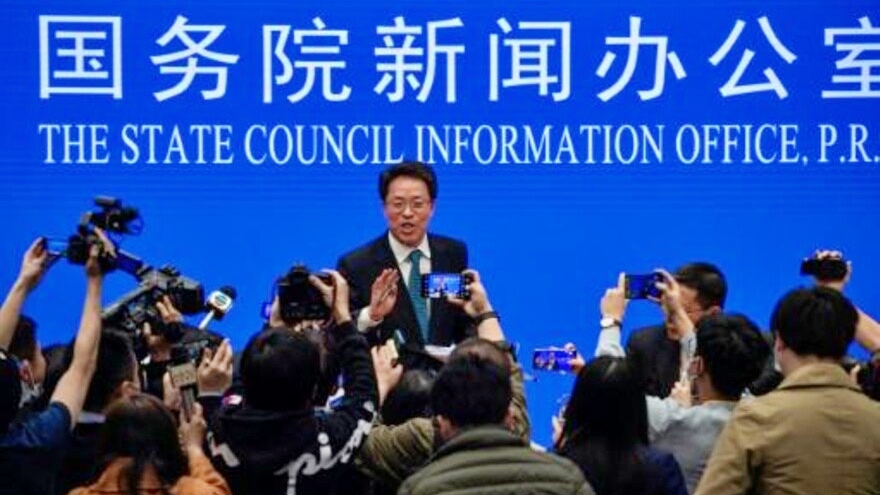 نائب المدير التنفيذي لمكتب شؤون هونغ كونغ وماكاو في مجلس الدولة الصيني، في ختام مؤتمر صحافي في بكين في 12 مارس 2021.