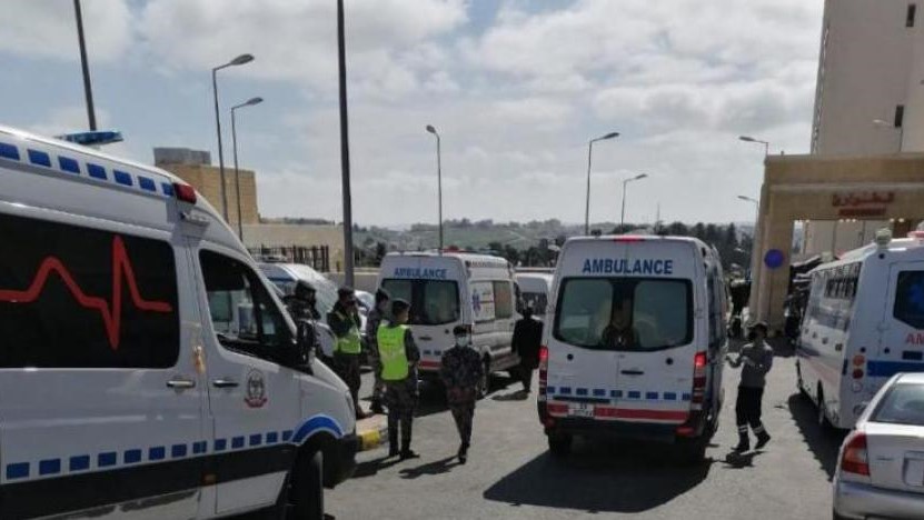 سيارات إسعاف تحرج من مستشفى السلط الحكومي في صورة تداولتها الصحف الأردنية