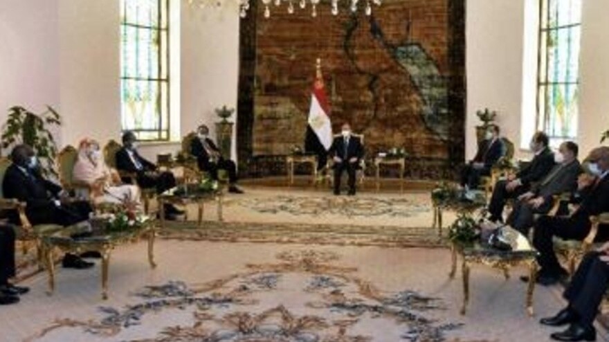 صورة وزعتها الرئاسة المصرية تظهر الرئيس المصري عبد الفتاح السيسي (وسط) خلال لقاء مع رئيس الوزراء السوداني عبداله حمدوك (وسط يسار) خلال لقاء في القاهرة في 11 مارس 2021