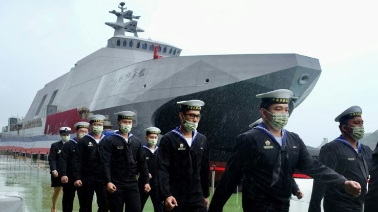 عناصر من البحرية يمرون عبر سفينة في تايوان 