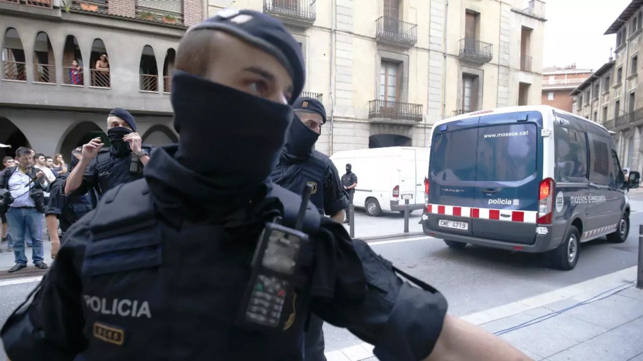 صورة من الأرشيف لعناصر في الشرطة الإسبانية