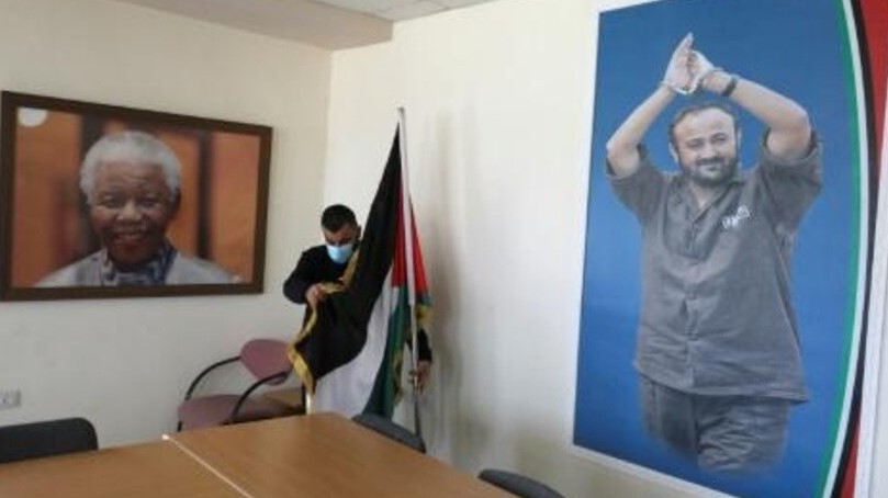  صورة رئيس جنوب أفريقيا الراحل نيلسون مانديلا والقيادي الفلسطيني المسجون مروان البرغوثي في مكتب لدعم البرغوثي في مدينة رام الله بالضفة الغربية في 3 مارس الجاري