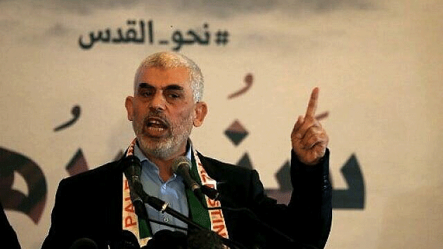 زعيم حركة حماس في قطاع غزة يحيى السنوار يتحدث خلال مؤتمر صحفي بمناسبة 