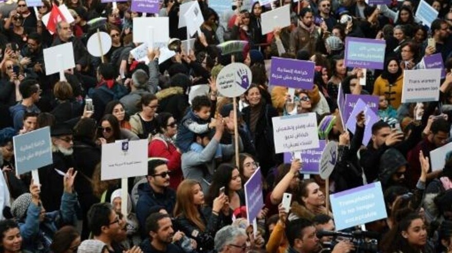 تونسيون يشاركون في تظاهرة في تونس العاصمة ضد التحرش الجنسي في 30 نوفمبر 2019