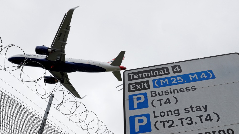 طائرة تعود للخطوط الجوية البريطانية تهبط في مطار هيثرو في لندن. مايو 2020