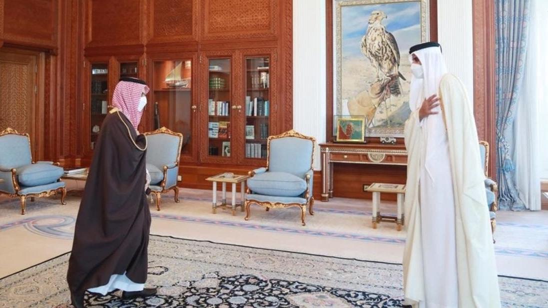 أمير قطر في استقابله لوزير الخارجية السعودي في الديوان الأميري