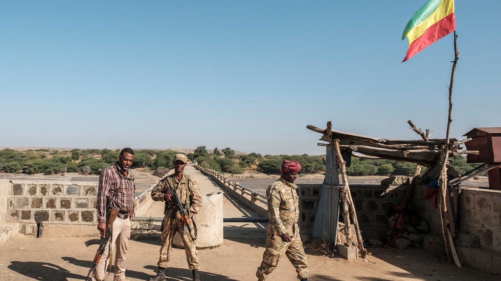 عناصر من قوات الأمهرة الخاصة وميليشيا أمهرة عند المعبر الحدودي مع إريتريا في حميرة في 22 نوفمبر 2020