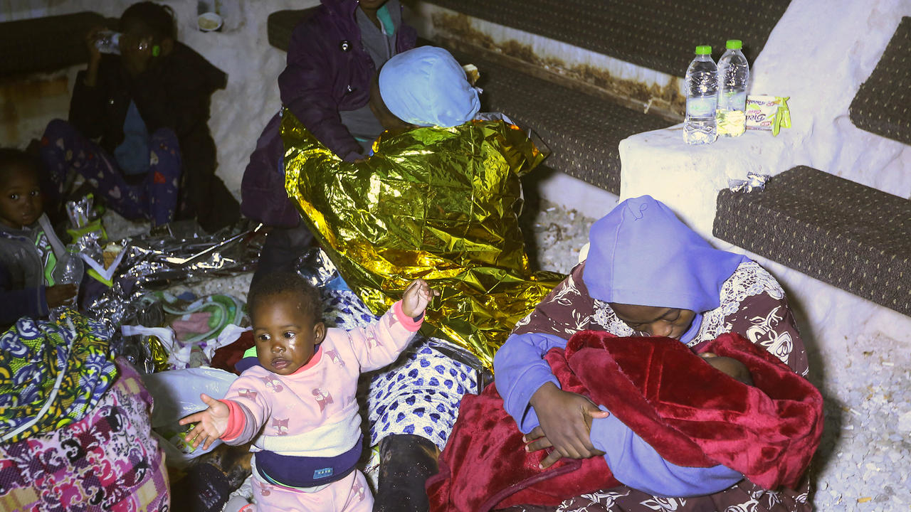 مهاجرون تم إنقاذهم، يجلسون في مركز اعتقال في تاجوراء بالضواحي الشرقية لطرابلس في 29 تشرين الثاني/نوفمبر 2019