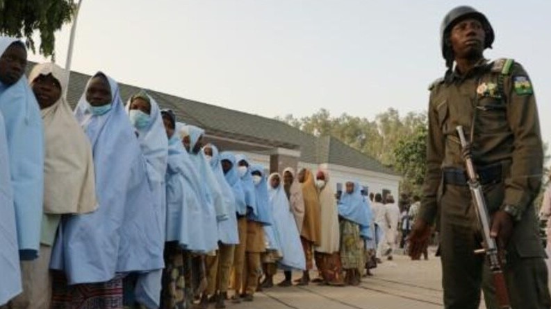 جنود أمام مجموعة من الطالبات اللواتي خطفن من مدرستهن في شمال نيجيريا في غوساو في 2 مارس 2021 