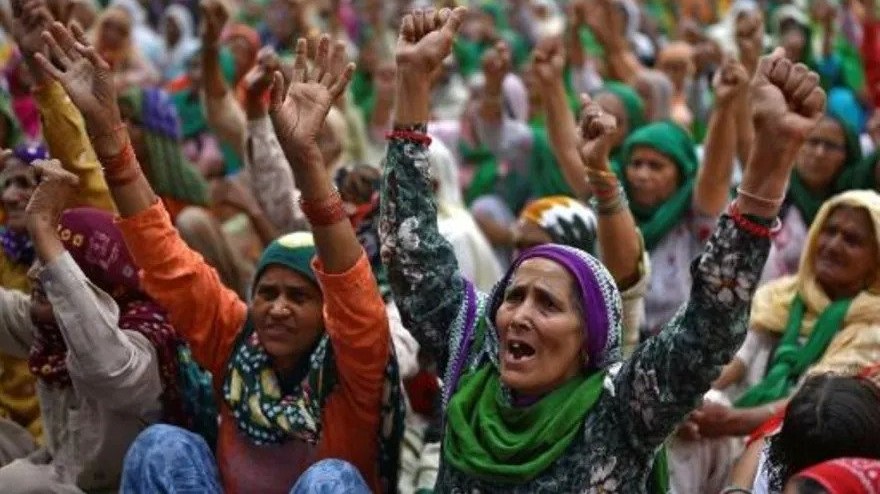 نساء من ولايتي البنجاب وهريانا الهنديتين يتظاهرن مع المزارعين ضد الاصلاحات الزراعية التي قررتها الحكومة في نيودلهي في 8 مارس 2021