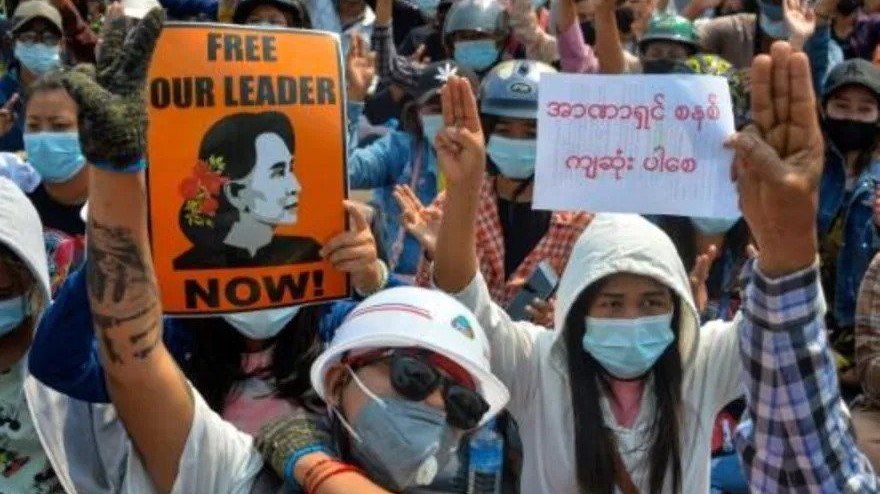 متظاهرون يطالبون بالافراج عن اونغ سان سو تشي في نايبيداو في بورما الإثنين