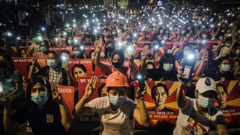 المحتجون ليلًا في شوارع رانغون يطلبون عودة الديموقراطية إلى بلادهم