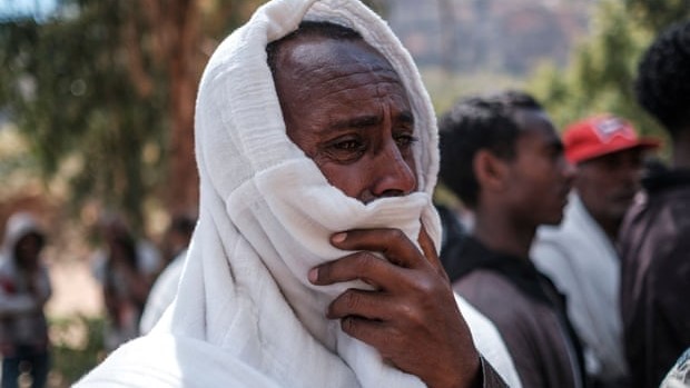 رجل يبكي ضحايا مجزرة يُزعم أن جنودًا إريتريين ارتكبوها في قرية دينغولات.في تيغراي