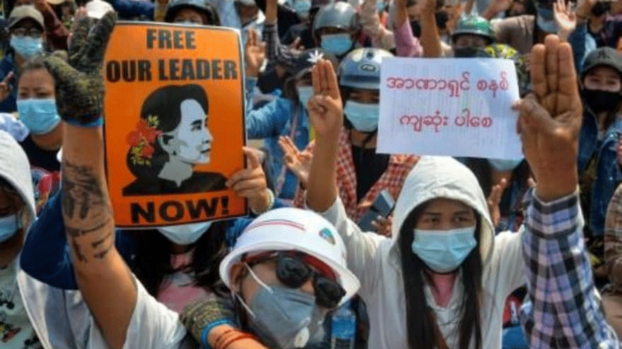 متظاهرون يطالبون بالافراج عن اونغ سان سو تشي في نايبيداو في بورما في 8 آذار/مارس 2021