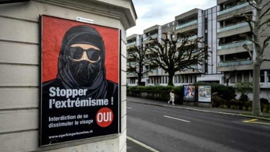 ملصق في لوزرا السويسرية يدعم مبادرة شعبية لحظر ارتداء البرقع. يقول: 