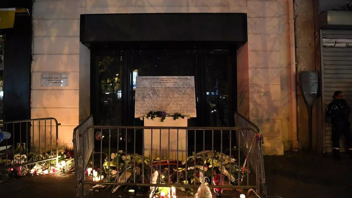 شموع وزهور ورسائل تكريمية للضحايا امام مسرح باتاكلان في الذكرى الثانية للاعتداء
