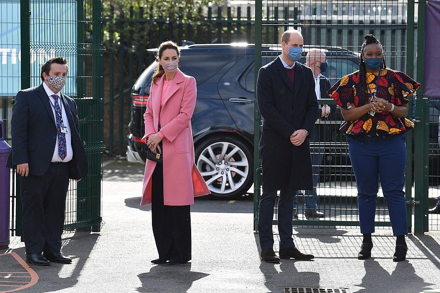 الأمير وليام وكيت خلال زيارتهما للمدرسة في شرق لندن الخميس (أ ف ب)