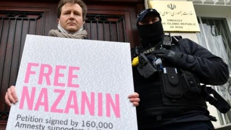ريتشارد راتكليف زوج الإيرانية البريطانية نازنين زاغري-راتكليف أمام السفارة الإيرانية في لندن للمطالبة بالسماح لزوجته بالعودة إلى منزلها في 8 آذار/مارس 2021