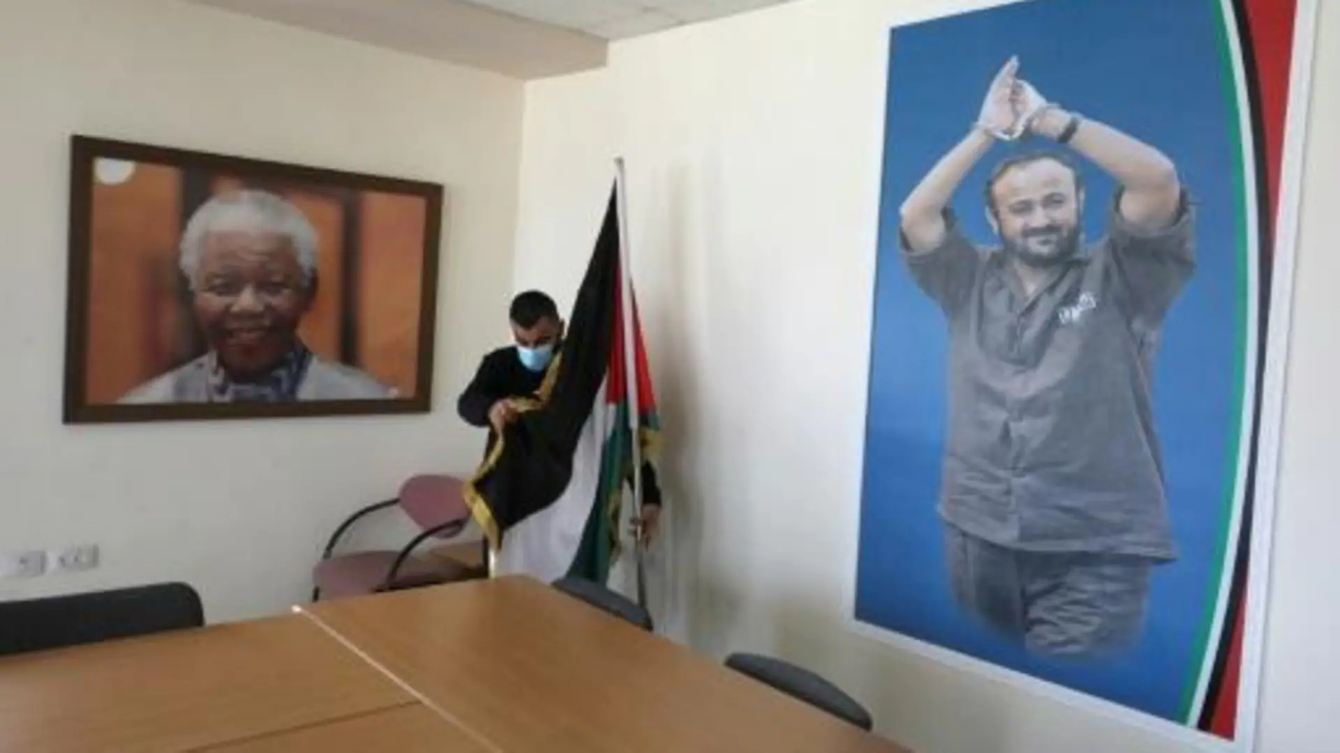صورة رئيس جنوب أفريقيا الراحل نيلسون مانديلا والقيادي الفلسطيني المسجون مروان البرغوثي في مكتب لدعم البرغوثي في مدينة رام الله
