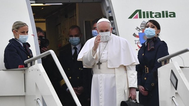البابا لدى وصوله الى بغداد
