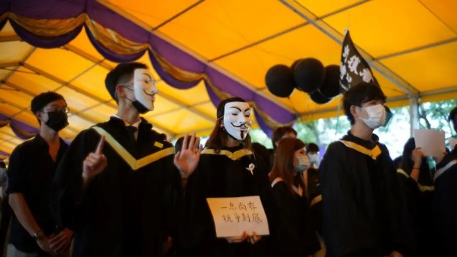 طلاب جامعيون في هونغ كونغ يرتدون أقنعة الوجه ويطلقون شعارات منددة بقانون الأمن القومي الذي فرضته بكين
