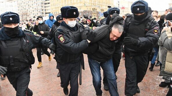 ضباط الشرطة يعتقلون رجلاً قبل تجمع لدعم زعيم المعارضة المسجون أليكسي نافالني في موسكو في 23 يناير 2021