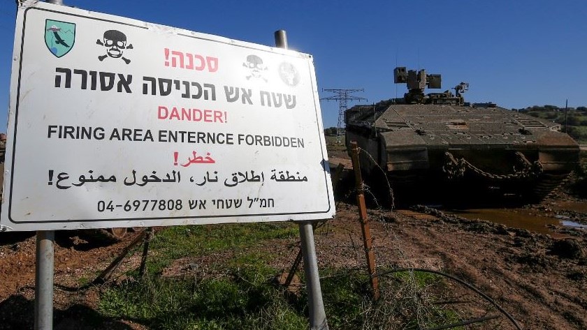 آلية إسرائيلية على الحدود مع سوريا في هضبة الجولان