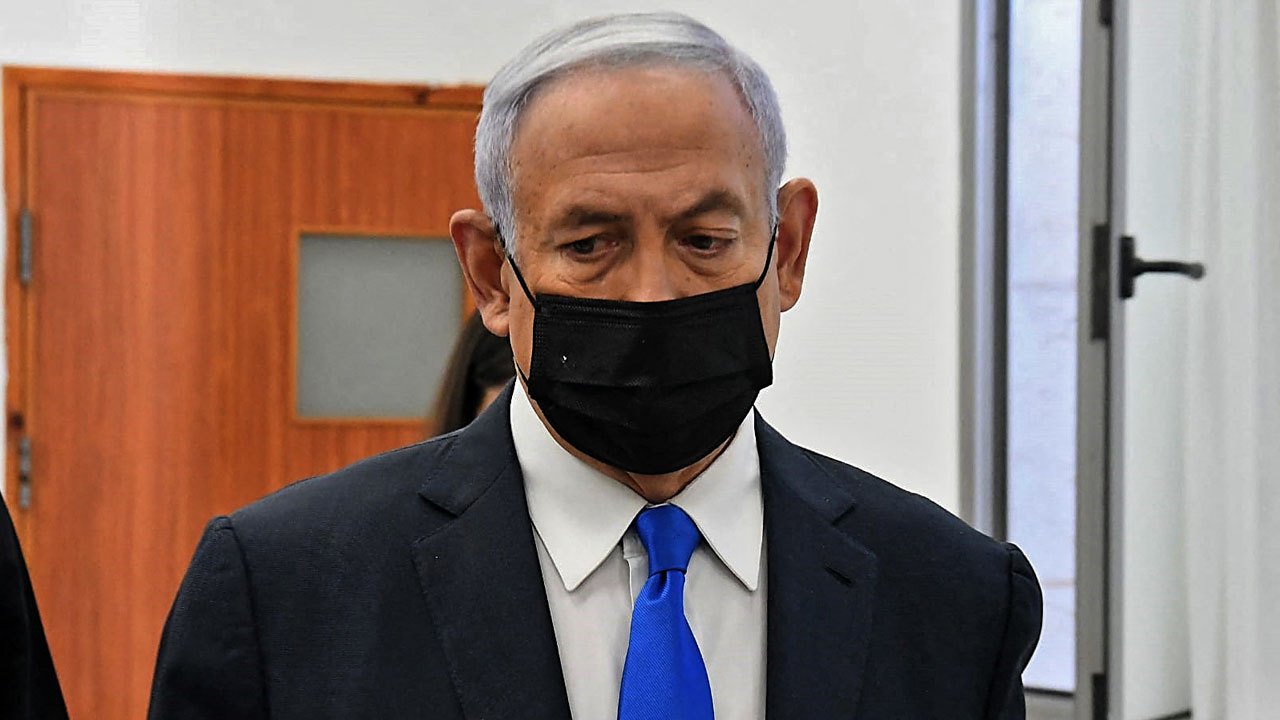 رئيس الوزراء الإسرائيلي بنيامين نتنياهو يصل إلى جلسة استماع في محاكمة فساد في محكمة منطقة القدس. 8 فبراير 2021.