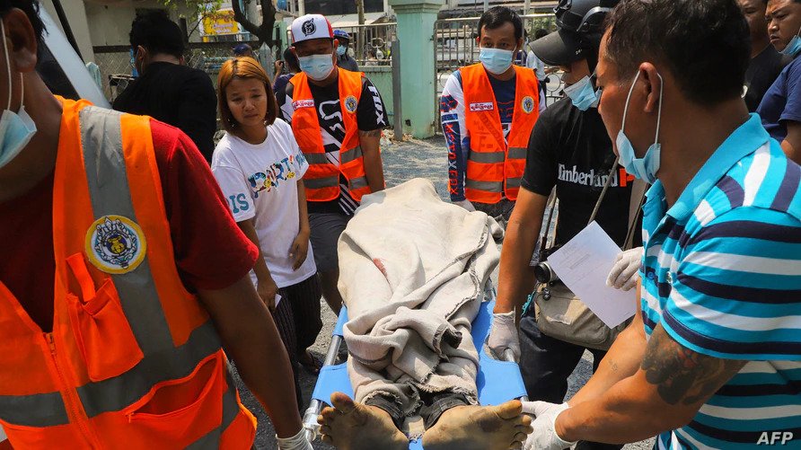 مقل أحد ضحايا القمع في بورما السبت بعد إصابته بالرصاص الحي في أحد شوارع رانعون
