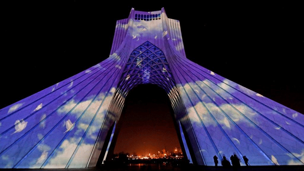 طهران ليلاً