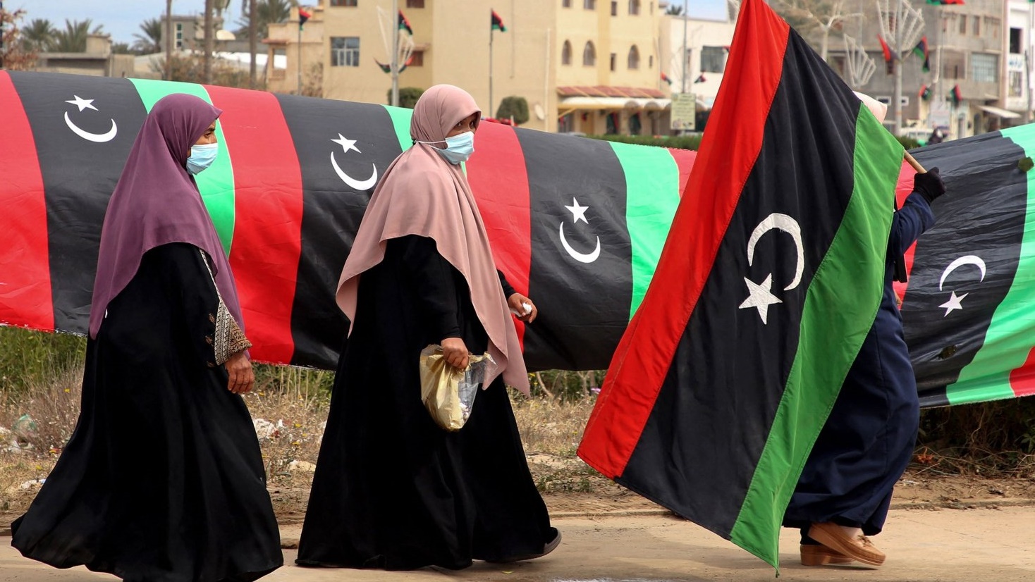 سيدة متقدمة حاملة العلم الليبي 